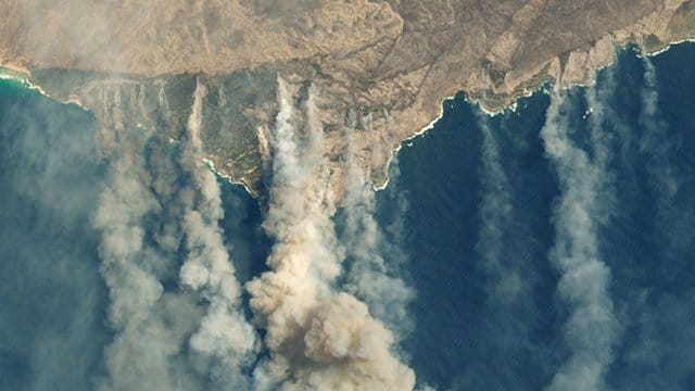 Durch verschiedene Buschbränden verursachte Qualmwolken wehen von der südaustralischen Känguru-Insel aufs Meer. Durch verschiedene Buschbränden verursachte Qualmwolken wehen von der südaustralischen Känguru-Insel aufs Meer.