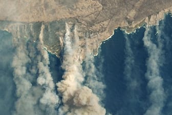 Durch verschiedene Buschbränden verursachte Qualmwolken wehen von der südaustralischen Känguru-Insel aufs Meer.