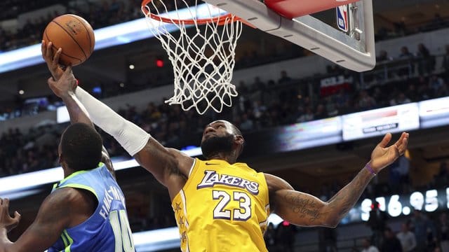 Überragender Akteur beim Lakers-Sieg in Dallas: LeBron James (r). Überragender Akteur beim Lakers-Sieg in Dallas: LeBron James (r).