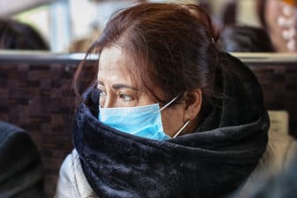 Warnung vor Lungenkrankheit: Die Menschen in der chinesischen Metropole Wuhan sollen einen Mundschutz tragen.