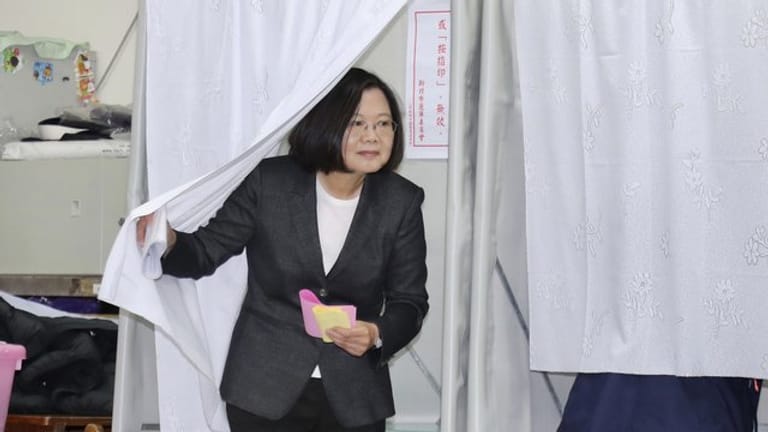 Taiwans chinakritische Präsidentin Tsai Ing-wen vor der Stimmabgabe in Taipeh.