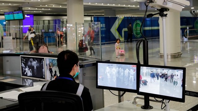 Fieberkontrollen am Flughafen von Hongkong.