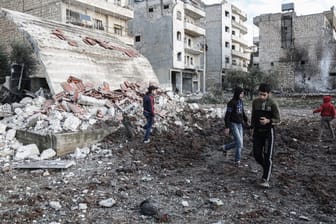 Jugendliche durchsuchen die Trümmer nach Luftangriffen: In der Provinz Idlib hält die humanitäre Notlage weiterhin an.