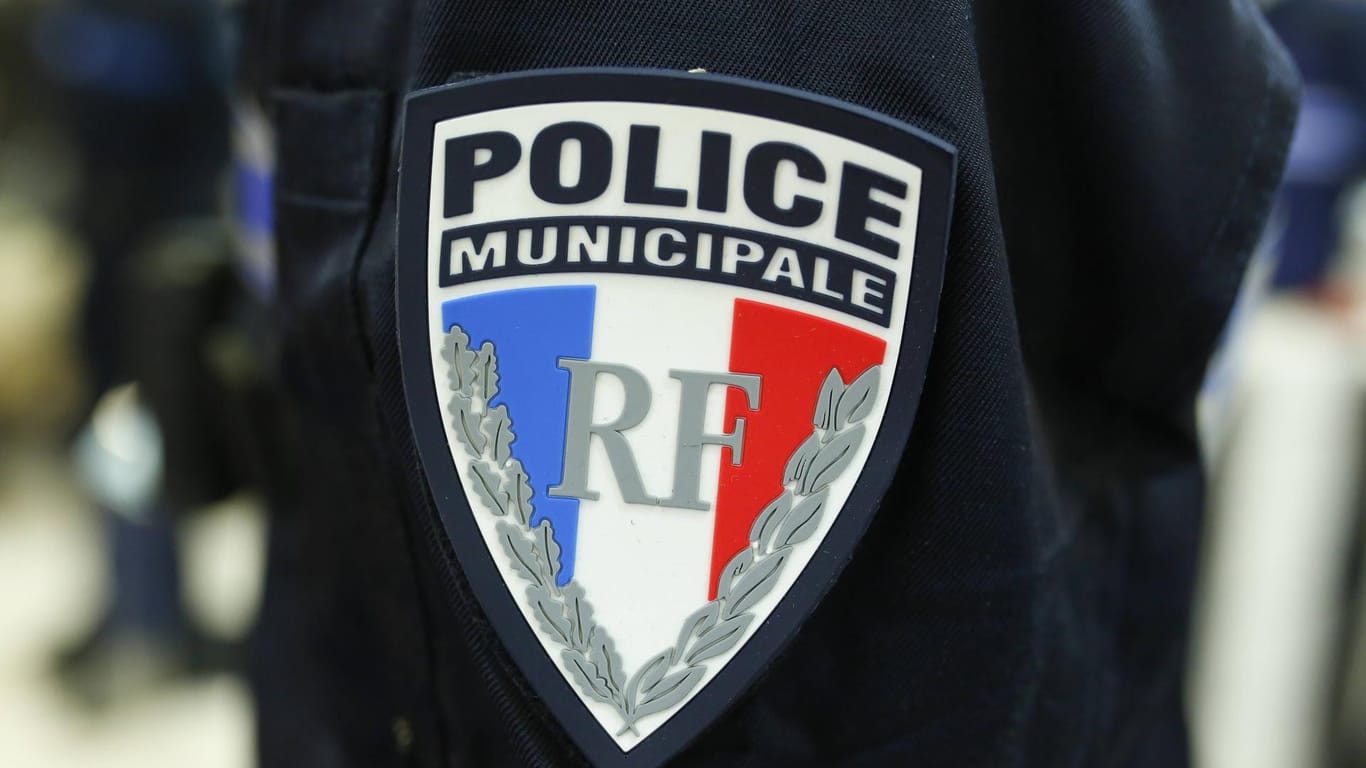 Französische Polizei im Einsatz (Symbolbild): Der Beamte ist im Krankenhaus seinen Verletzungen erlegen.