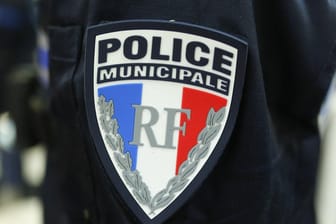 Französische Polizei im Einsatz (Symbolbild): Der Beamte ist im Krankenhaus seinen Verletzungen erlegen.