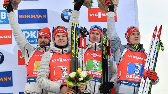 Die deutsche Biathlon-Staffel: Benedikt Doll (r-l), Johannes Kühn, Philipp Horn und Arnd Peiffer.