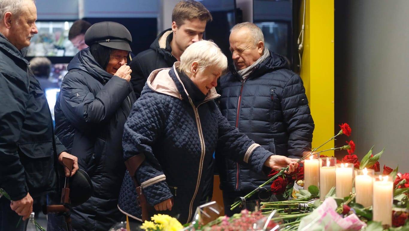 Angehörige weinen an einer Gedenkstätte für die Opfer des Flugzeugabschusses im Flughafen Borispil in Kiew.