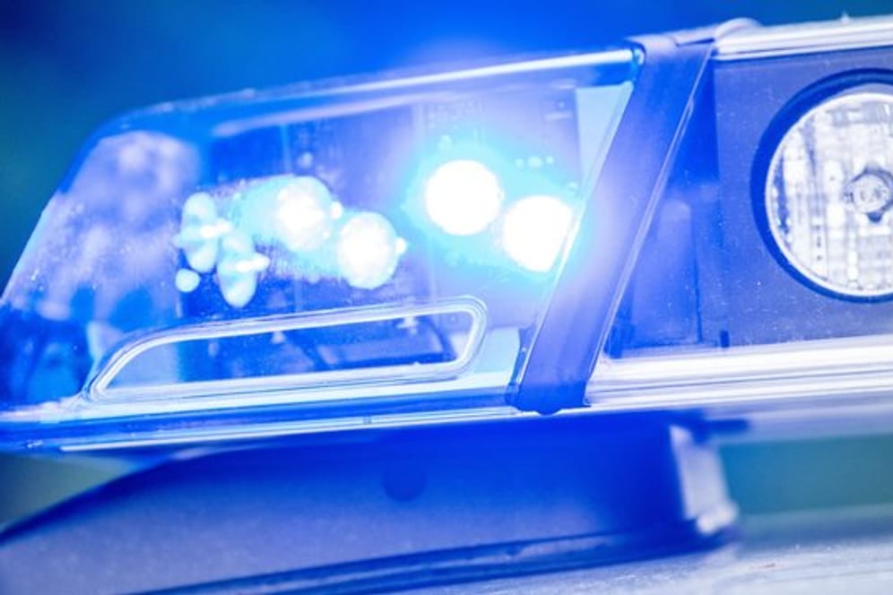Blaulicht an einer Polizeistreife: In Bonn hat die Polizei einen Mann in Gewahrsam genommen, der mit einer Bombe gedroht hatte. (Symbolbild)