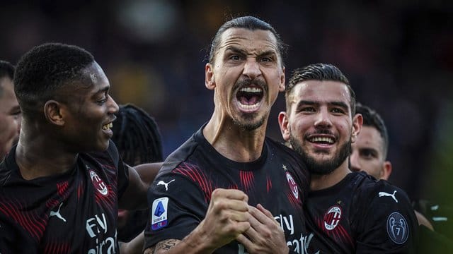 Zweites Spiel, erstes Tor: Zlatan Ibrahimovic (M) überzeugt beim AC Mailand. Zweites Spiel, erstes Tor: Zlatan Ibrahimovic (M) überzeugt beim AC Mailand.
