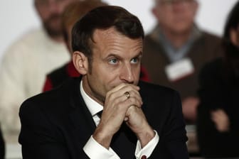 Emmanuel Macron: Seine Regierung gibt im Rentenstreit mit den Gewerkschaften nach.