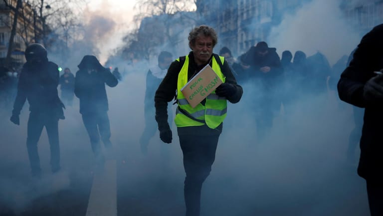 Protest gegen die Rentenreform: In Paris setzt die Polizei Tränengas gegen die Demonstranten ein.