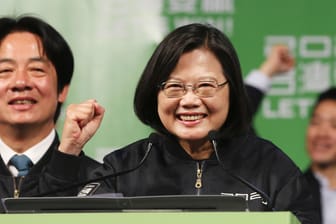 Tsai Ing-wen wiedergewählt: Tsai Ing-wen feiert mit ihren Anhängern den klaren Sieg bei der Präsidentschaftswahl in Taiwan.