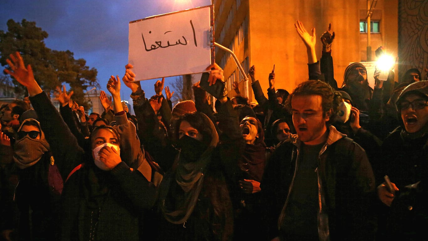 Regierungskritische Proteste: In Teheran zeigen Demonstranten ihre Anteilnahme mit den Hinterbliebenen des Flugzeugabschusses und fordern Konsequenzen.