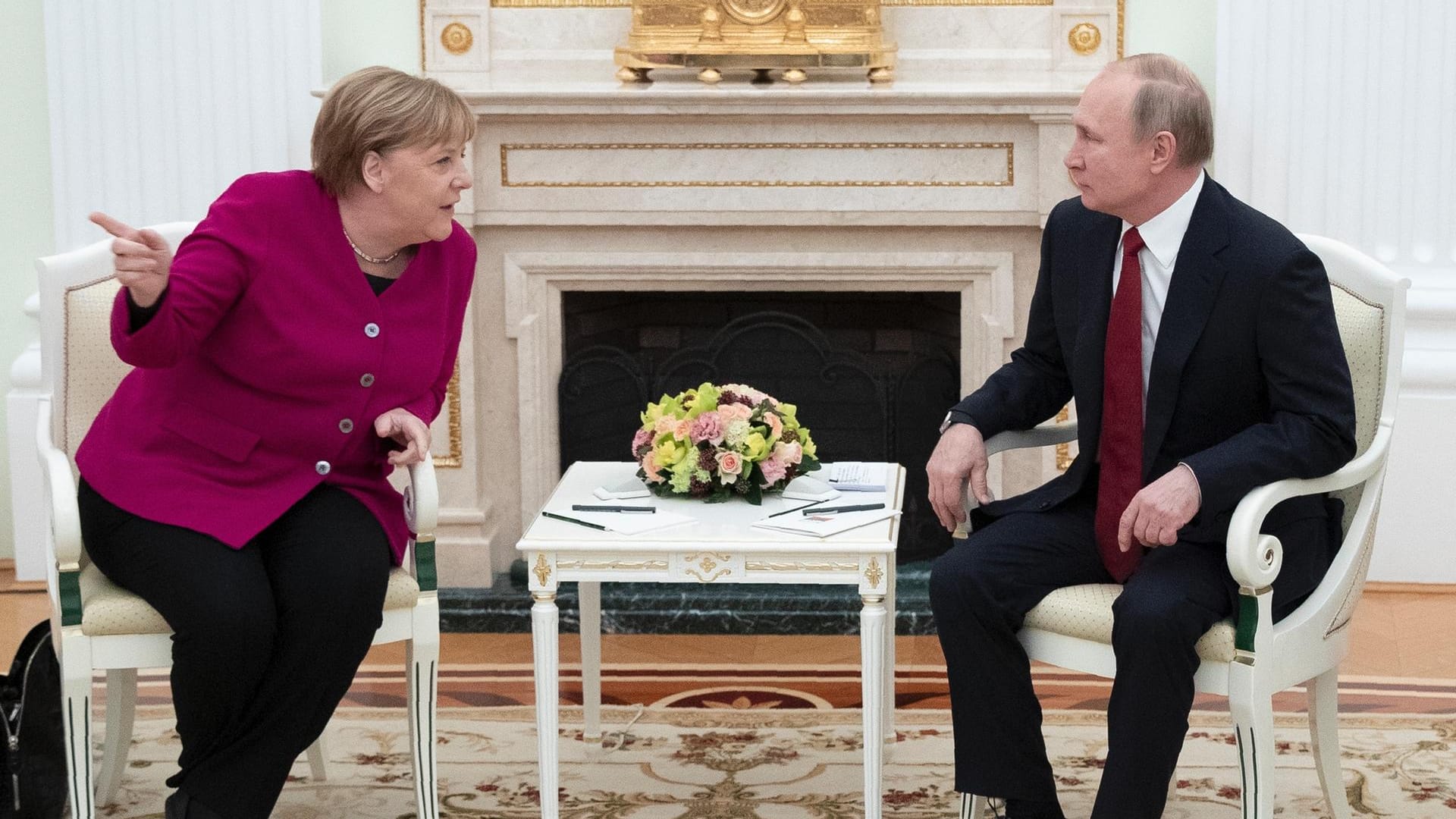 Merkel bei Putin in Moskau: Die Kanzlerin und der Kreml-Chef halten trotz der US-Sanktionen am Pipeline-Projekt Nord Stream 2 fest. Merkel bei Putin in Moskau: Die Kanzlerin und der Kreml-Chef halten trotz der US-Sanktionen am Pipeline-Projekt Nord Stream 2 fest.