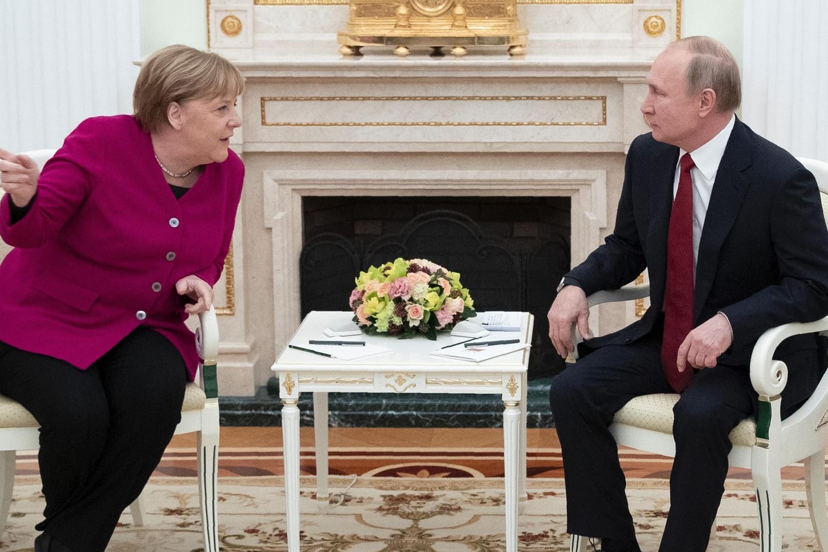 Merkel bei Putin in Moskau: Die Kanzlerin und der Kreml-Chef halten trotz der US-Sanktionen am Pipeline-Projekt Nord Stream 2 fest.