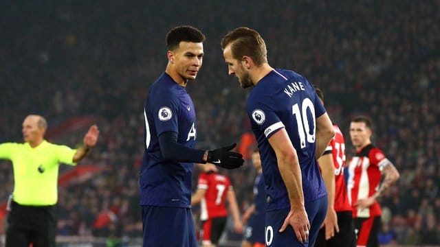 Tottenhams Stürmerstar Harry Kane (r) wird noch Monate ausfallen. Tottenhams Stürmerstar Harry Kane (r) wird noch Monate ausfallen.