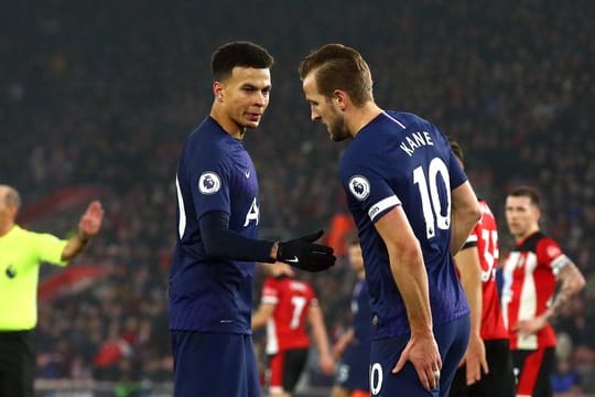 Tottenhams Stürmerstar Harry Kane (r) wird noch Monate ausfallen.