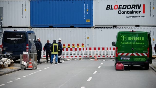 Container stehen zum Schutz vor einer möglichen Bombenexplosion in der Dortmunder Innenstadt. Container stehen zum Schutz vor einer möglichen Bombenexplosion in der Dortmunder Innenstadt.