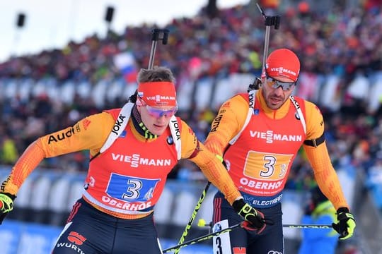 Benedikt Doll (l) und Arnd Peiffer wollen beim Massenstart in Oberhof aufs Podest.