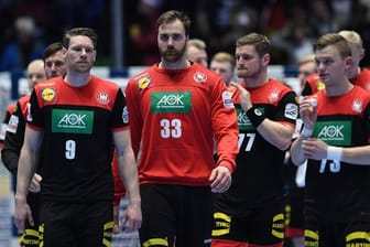 Die deutschen Handballer um Torhüter Andreas Wolff (M) verlassen nach dem Abpfiff enttäuscht den Platz.