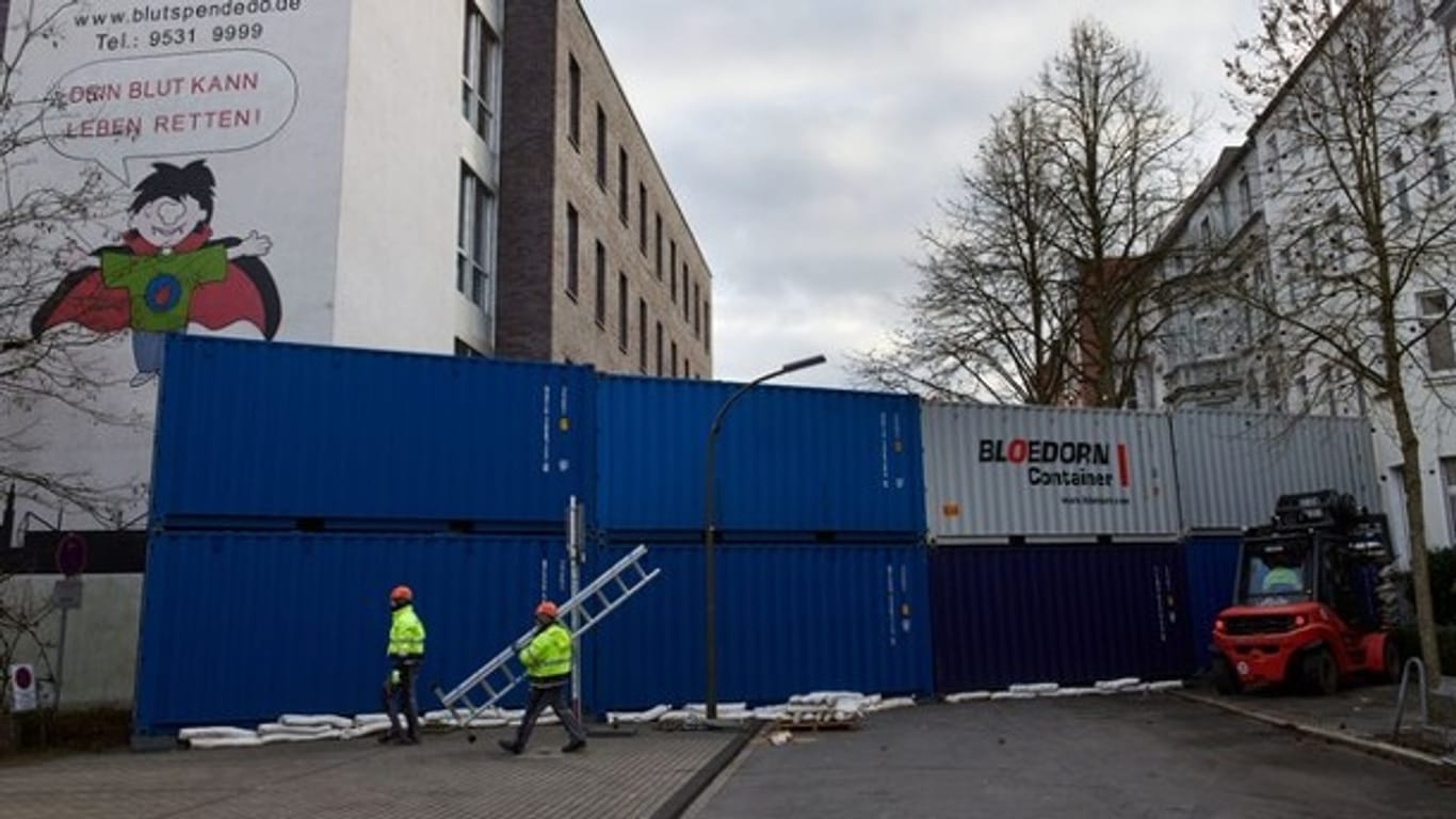 Zur Minderung einer möglichen Druckwelle wird im Klinikviertel vor dem Institut für Transfusionsmedizin des Klinikums Dortmund eine Containerwand errichtet.
