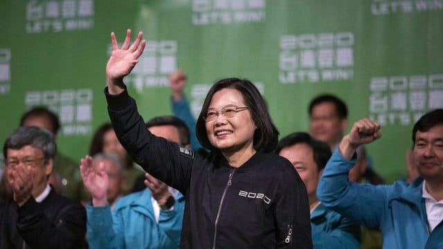 Mit einem klaren Sieg für die chinakritische Präsidentin Tsai Ing-wen haben die Taiwaner der kommunistischen Führung in Peking eine Abfuhr erteilt. Mit einem klaren Sieg für die chinakritische Präsidentin Tsai Ing-wen haben die Taiwaner der kommunistischen Führung in Peking eine Abfuhr erteilt.