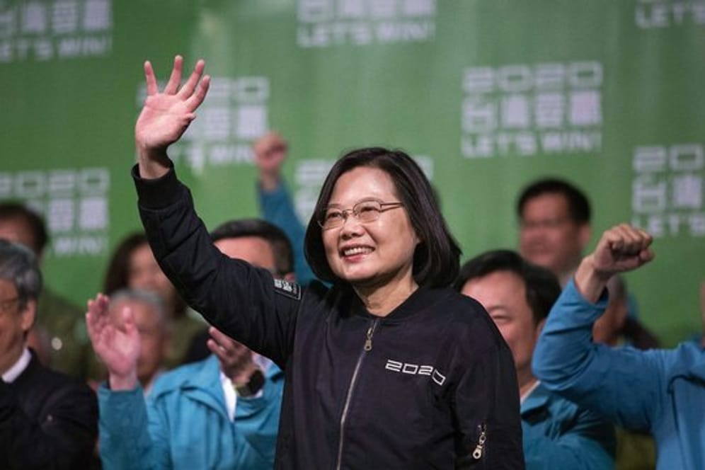 Mit einem klaren Sieg für die chinakritische Präsidentin Tsai Ing-wen haben die Taiwaner der kommunistischen Führung in Peking eine Abfuhr erteilt.