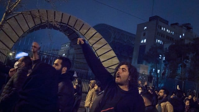 Studenten demonstrieren nach einer Trauerfeier für die Opfer des Flugzeugabsturzes in Teheran. Studenten demonstrieren nach einer Trauerfeier für die Opfer des Flugzeugabsturzes in Teheran.