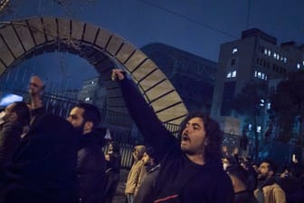 Studenten demonstrieren nach einer Trauerfeier für die Opfer des Flugzeugabsturzes in Teheran.