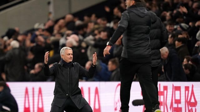 Kniefall: Spurs-Coach José Mourinho (l) ist fassungslos, Jürgen Klopp mit Liverpool obenauf. Kniefall: Spurs-Coach José Mourinho (l) ist fassungslos, Jürgen Klopp mit Liverpool obenauf.