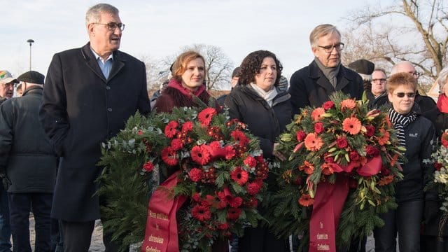 Die Linke-Bundesvorsitzenden Bernd Riexinger (l-r) und Katja Kipping sowie die Fraktionschefs Amira Mohamed Ali und Dietmar Bartsch auf der Gedenkstätte der Sozialisten in Berlin-Friedrichsfelde. Die Linke-Bundesvorsitzenden Bernd Riexinger (l-r) und Katja Kipping sowie die Fraktionschefs Amira Mohamed Ali und Dietmar Bartsch auf der Gedenkstätte der Sozialisten in Berlin-Friedrichsfelde.