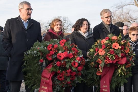 Die Linke-Bundesvorsitzenden Bernd Riexinger (l-r) und Katja Kipping sowie die Fraktionschefs Amira Mohamed Ali und Dietmar Bartsch auf der Gedenkstätte der Sozialisten in Berlin-Friedrichsfelde.
