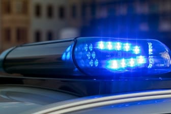 Das Blaulicht auf einem Fahrzeug der Polizei: In Starnberg in Oberbayern wurden drei Leichen gefunden