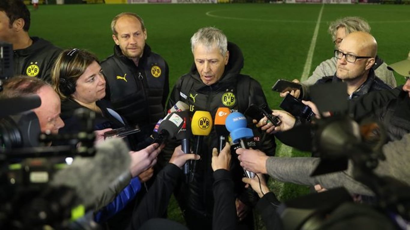 BVB-Trainer Lucien Favre äußert sich nach dem Ende des Testspiels vor Journalisten.