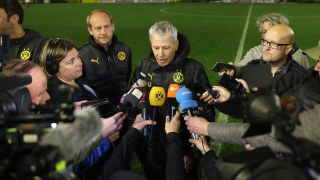 BVB-Trainer Lucien Favre äußert sich nach dem Ende des Testspiels vor Journalisten. BVB-Trainer Lucien Favre äußert sich nach dem Ende des Testspiels vor Journalisten.