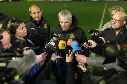 BVB-Trainer Lucien Favre äußert sich nach dem Ende des Testspiels vor Journalisten.