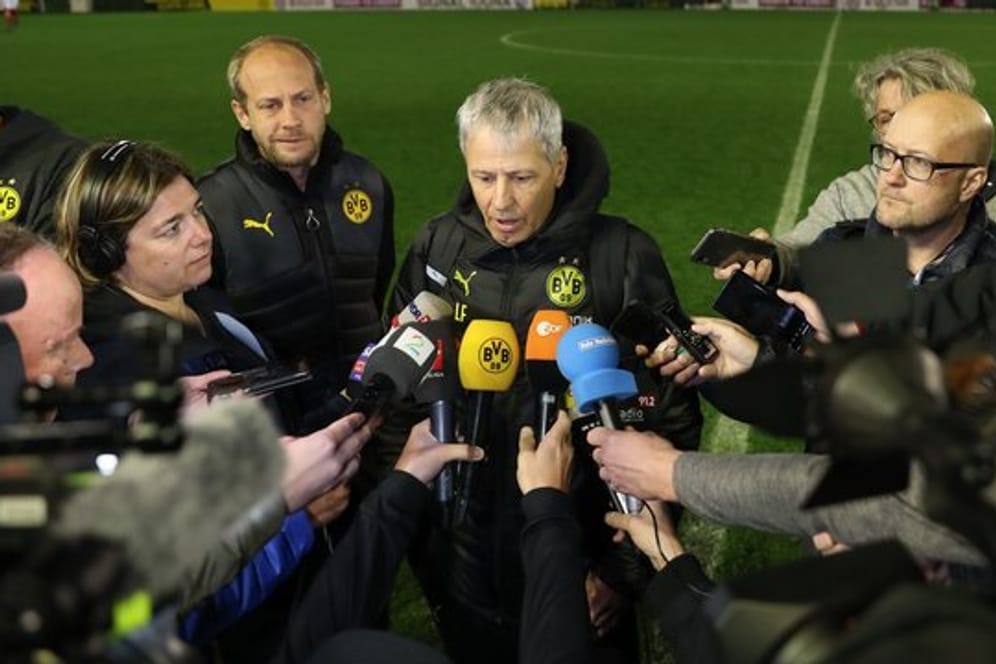 BVB-Trainer Lucien Favre äußert sich nach dem Ende des Testspiels vor Journalisten.
