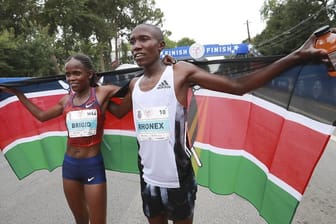 Stellte in Valencia einen neuen Weltrekord auf: Rhonex Kipruto (r).