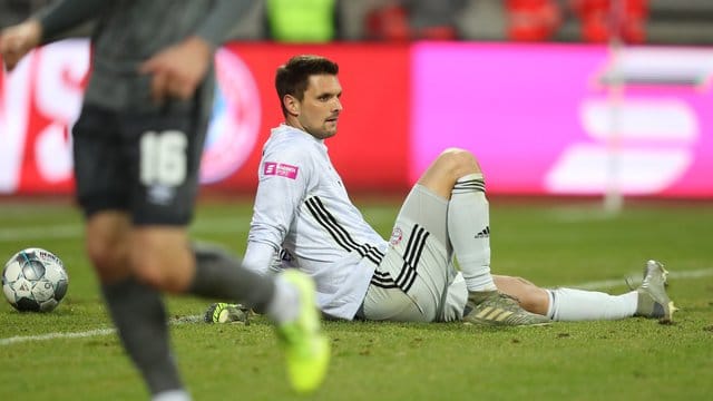 Frustriert: Bayern-Keeper Sven Ulreich musste beim Test in Nürnberg öfter hinter sich greifen. Frustriert: Bayern-Keeper Sven Ulreich musste beim Test in Nürnberg öfter hinter sich greifen.