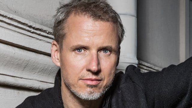 Falk Richter führt Regie in dem Stück "In My Room", das im Gorki-Theater Premiere feiert. Falk Richter führt Regie in dem Stück "In My Room", das im Gorki-Theater Premiere feiert.