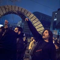 Teheran am Samstagabend: Iranische Studenten demonstrieren nach einer Trauerfeier für die Opfer des Flugzeugabsturzes vor der Amir Kabir Universität in der Innenstadt.
