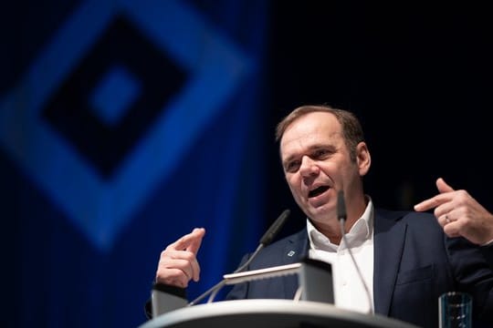 Vorstandschef Bernd Hoffmann spricht sich für kontrolliertes Pyro-Abbrennen aus.