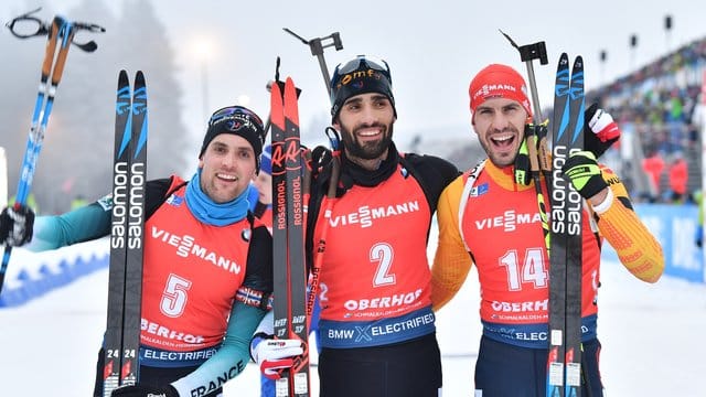 Die Ersten beim Massenstart: Sieger Martin Fourcade (M), der Dritte Simon Desthieux (l) und Arnd Peiffer.