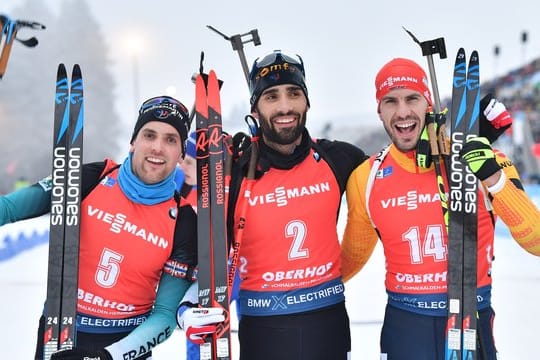 Die Ersten beim Massenstart: Sieger Martin Fourcade (M), der Dritte Simon Desthieux (l) und Arnd Peiffer.