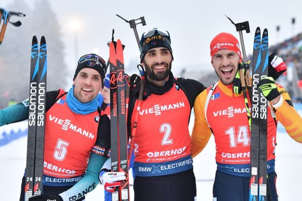 Die Ersten beim Massenstart: Sieger Martin Fourcade (M), der Dritte Simon Desthieux (l) und Arnd Peiffer.