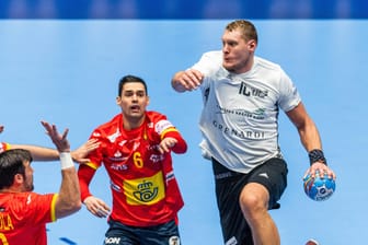 Selbst von drei spanischen Gegenspielern nicht zu stoppen: Lettlands Starspieler Dainis Kristopans (weißes Trikot) im Spiel gegen Spanien.