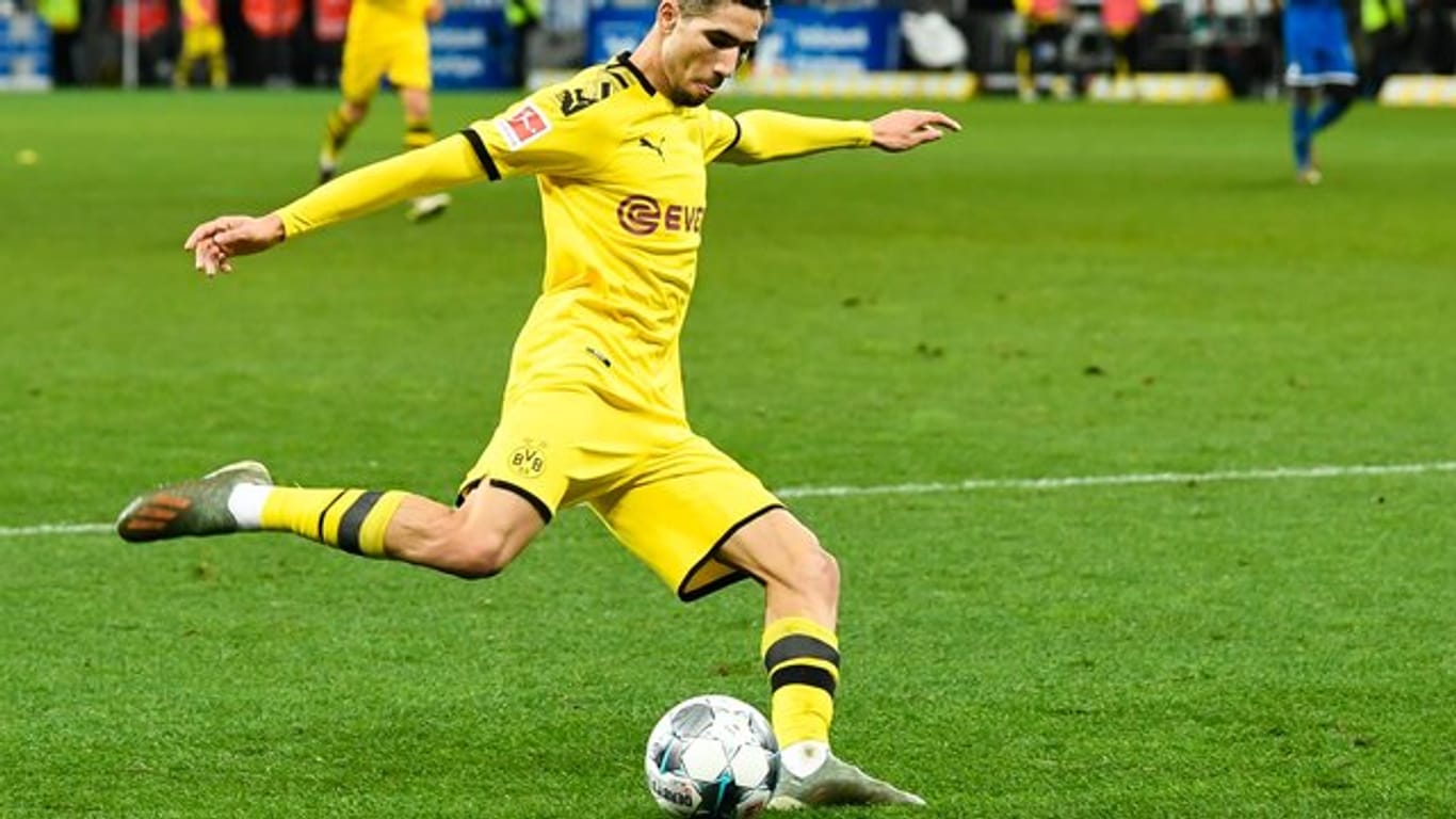 Abwehrspieler Achraf Hakimi kann sich noch nicht zwischen Borussia Dortmund und Real Madrid entscheiden.