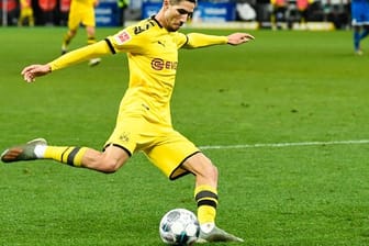 Abwehrspieler Achraf Hakimi kann sich noch nicht zwischen Borussia Dortmund und Real Madrid entscheiden.