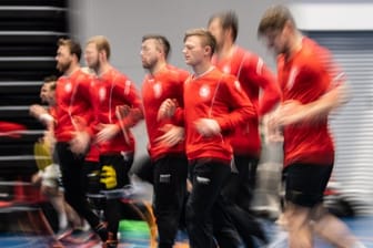 Die deutschen Handballer können bei der EM das Weiterkommen aus eigener Kraft perfekt machen.
