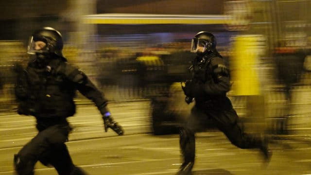 Polizisten räumen eine Kreuzung im Stadtteil Connewitz in der Silvesternacht. Polizisten räumen eine Kreuzung im Stadtteil Connewitz in der Silvesternacht.